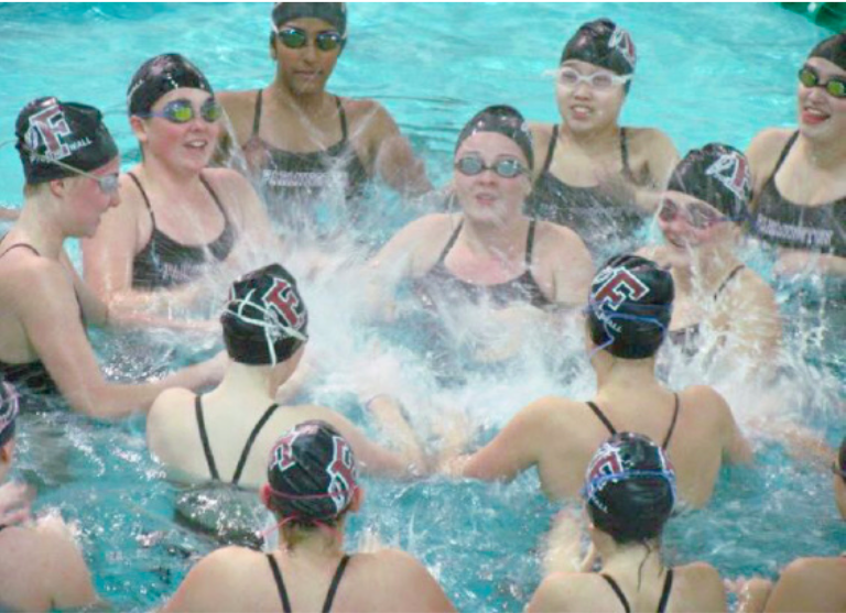 Underclassmen swimmers circle around seniors Shannon Connolly, Julia Sochin, Sarah Schwarm, Sammy Kall-
man and Natalie Lux to cheer before their senior night meet against Conard High School. This annual celebration of the team’s seniors took place at Miss Porter’s School on October 20.