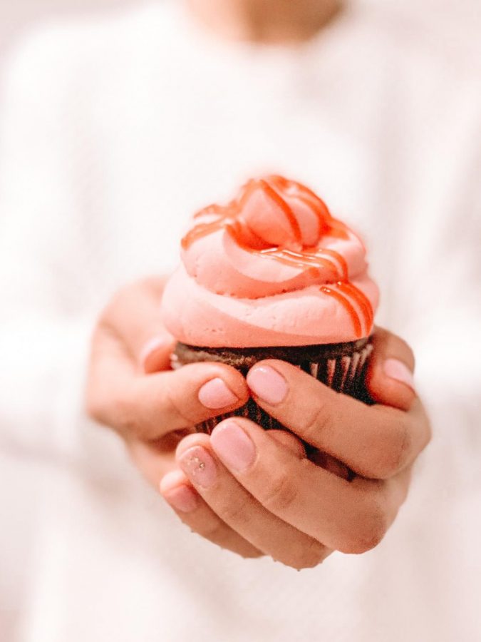 Sweet+valentine+--+The+blissful+combination+of+chocolate+and+strawberry+complete+this+elegant%2C+tasty+cupcake.+In+four+steps%2C+bake+up+some+treats+for+yourself+or+for+your+friends+and+family+on+Valentines+Day.++
