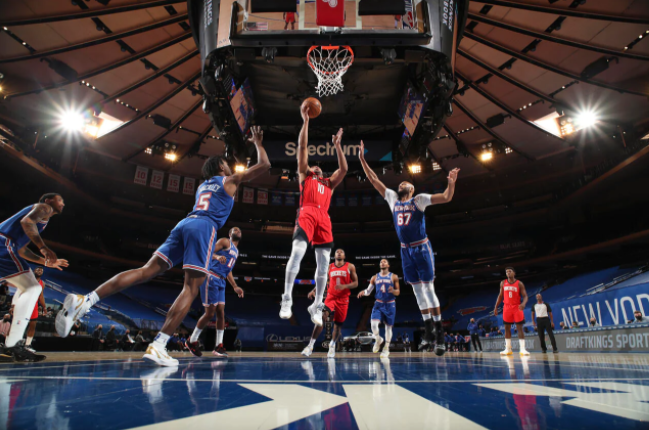 Keep calm and play on -- Rockets Eric Gordon (#10) makes a shot during game against Knicks on February 13 in New York City.